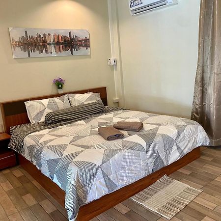 นพรัตน์การ์เด้นฮิลล์ Otel Uthai Thani Dış mekan fotoğraf