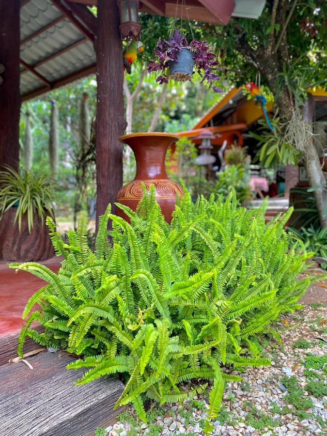 นพรัตน์การ์เด้นฮิลล์ Otel Uthai Thani Dış mekan fotoğraf
