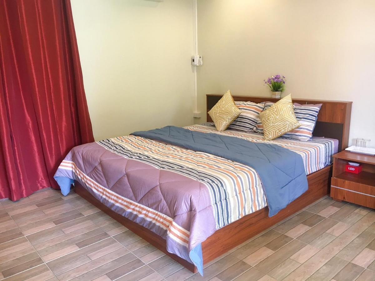 นพรัตน์การ์เด้นฮิลล์ Otel Uthai Thani Dış mekan fotoğraf