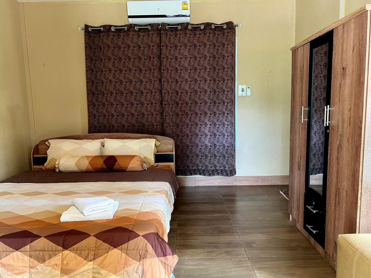 นพรัตน์การ์เด้นฮิลล์ Otel Uthai Thani Dış mekan fotoğraf