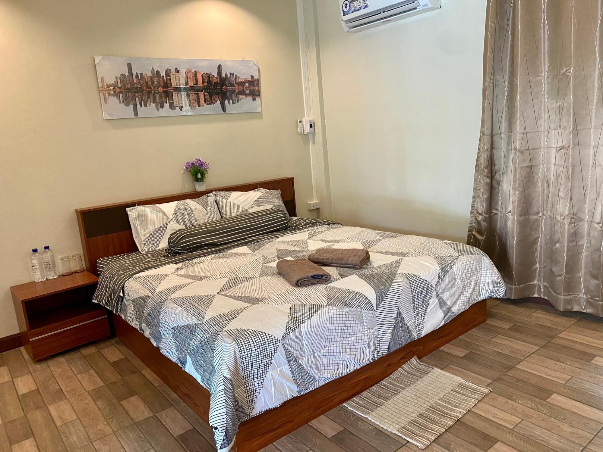 นพรัตน์การ์เด้นฮิลล์ Otel Uthai Thani Dış mekan fotoğraf