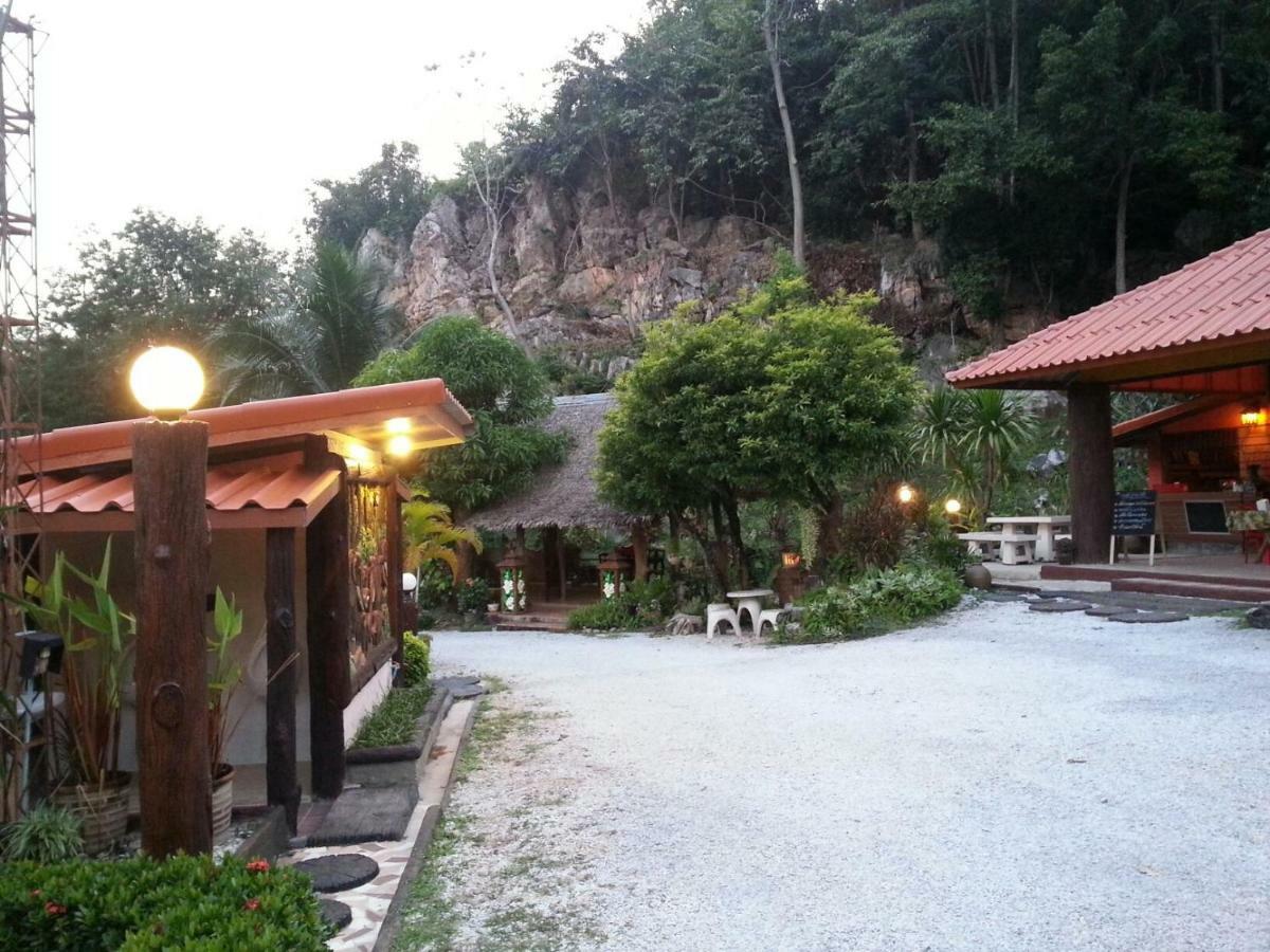 นพรัตน์การ์เด้นฮิลล์ Otel Uthai Thani Dış mekan fotoğraf